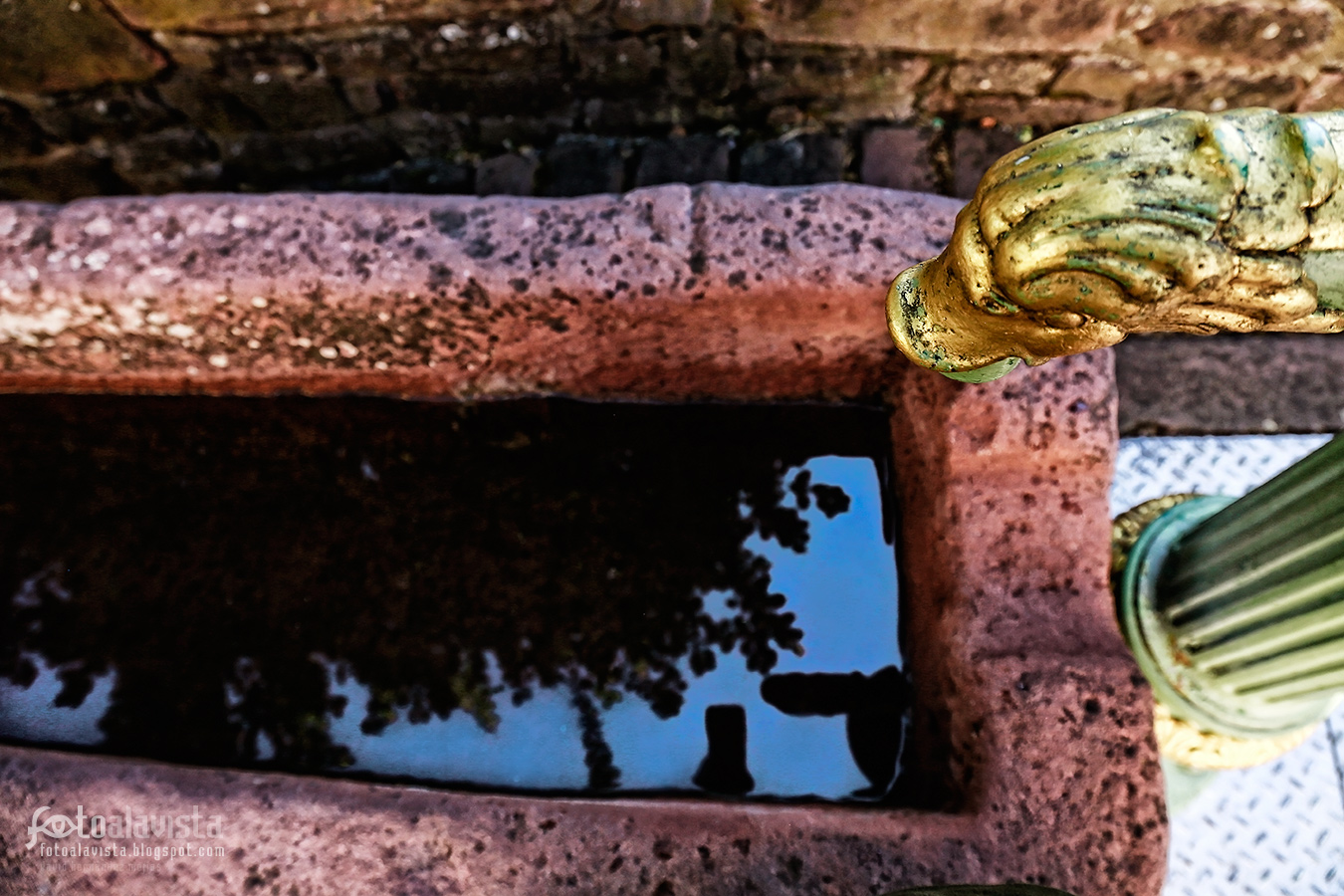 Fuente dorada de cabeza de león - Fotografía